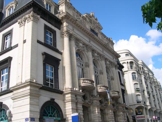  Façade à colonnes (Théâtre de Clermont)